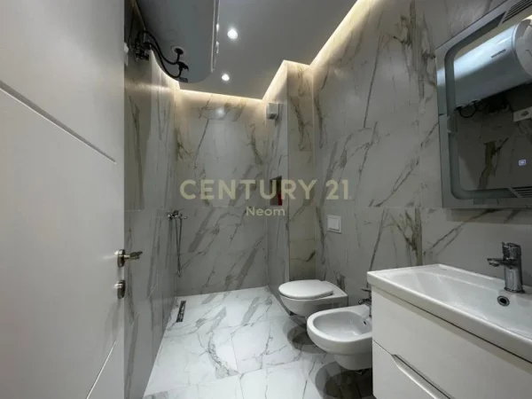 Tirane, jepet me qera apartament 2+1+Aneks+Ballkon Kati 9, 105 m² 860 € (Neom113991)