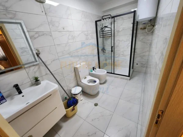 Tirane, jepet me qera apartament 2+1 Kati 1, 133 m² 800 € (Kopshti Botanik)