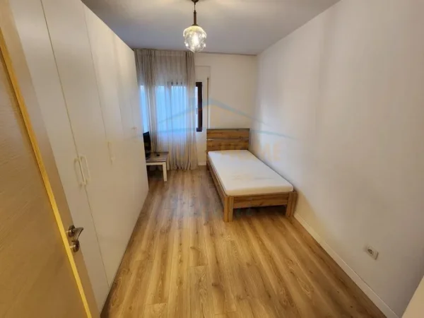 Tirane, jepet me qera apartament 2+1 Kati 1, 133 m² 800 € (Kopshti Botanik)