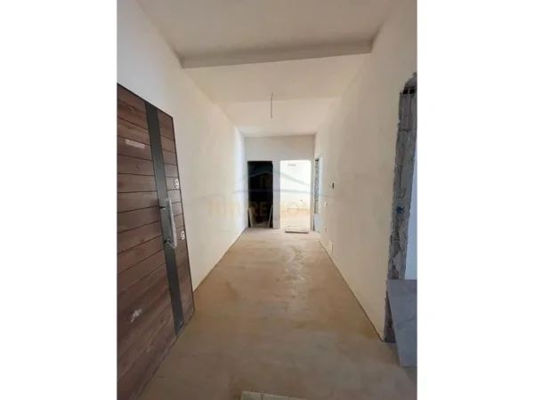 Tirane, shitet apartament 2+1+Ballkon Kati 1, 97 m² 118.000 € (Unaza e Re)