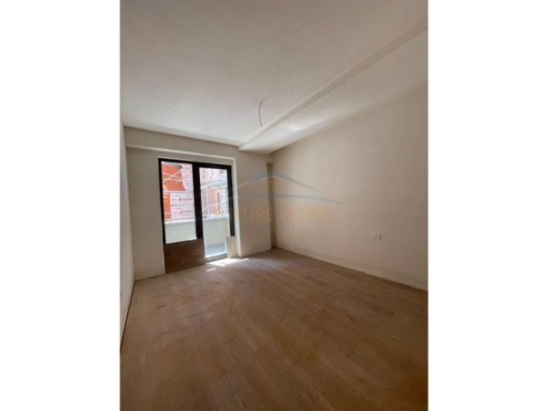 Tirane, shitet apartament 2+1+Ballkon Kati 1, 97 m² 118.000 € (Unaza e Re)