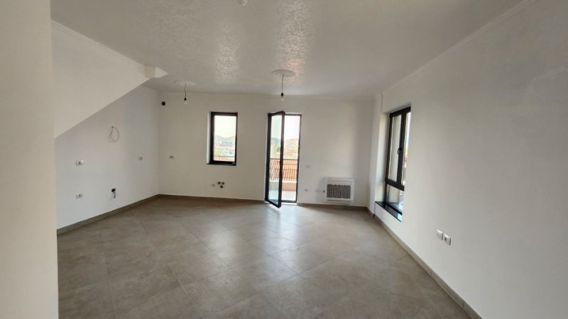 Tirane, shitet Vile 3+1+Ballkon Kati 1, 166 m² 250.000 € (kombinat)