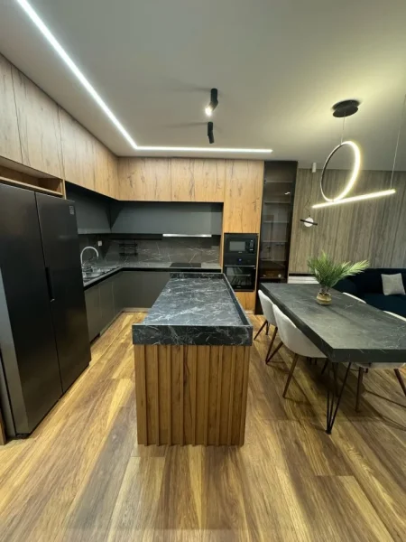 Tirane, jepet me qera apartament 3+1 Kati 5, 130 m² 1.500 € (Komuna e Parisit)