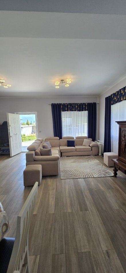 Tirane, jepet me qera Vile 2+1+Ballkon Kati 0, 700 € (Laknas)