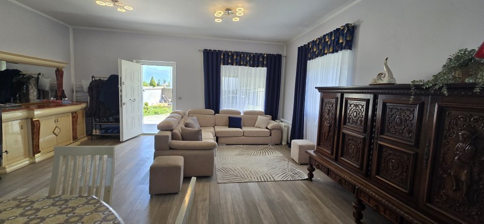 Tirane, jepet me qera Vile 2+1+Ballkon Kati 0, 700 € (Laknas)