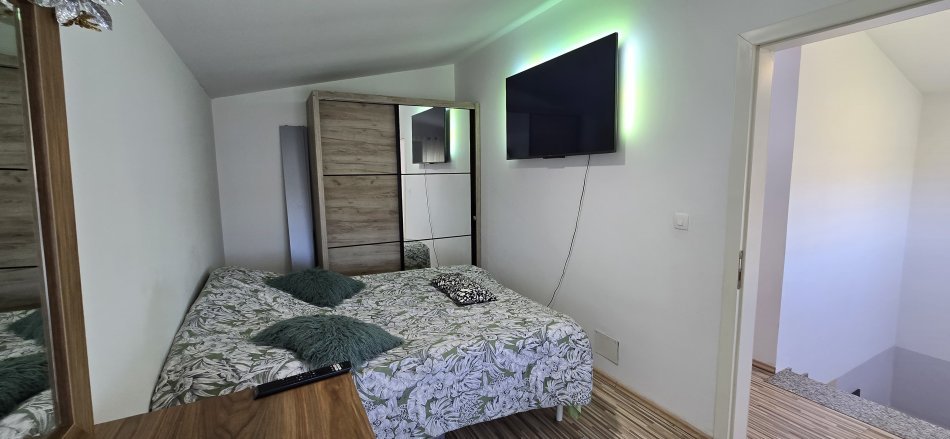 Tirane, jepet me qera Vile 2+1+Ballkon Kati 0, 700 € (Laknas)