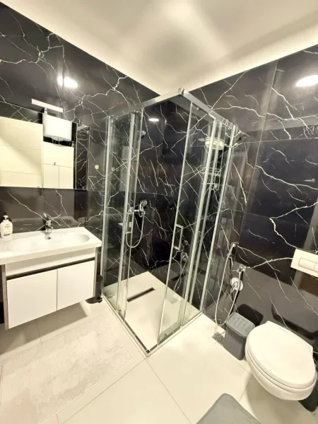 Tirane, jepet me qera apartament 1+1+Ballkon Kati 11, 70 m² 700 € (Komuna e Parisit)