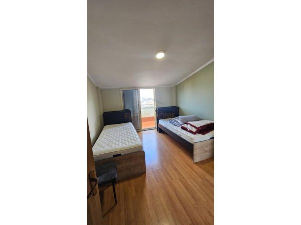 Durres, jepet me qera apartament 3+1+Ballkon Kati 11, 600 € (Ish Rajoni)