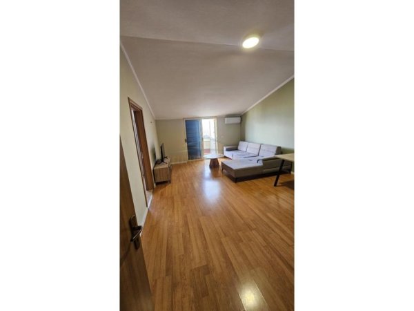 Durres, jepet me qera apartament 3+1+Ballkon Kati 11, 600 € (Ish Rajoni)