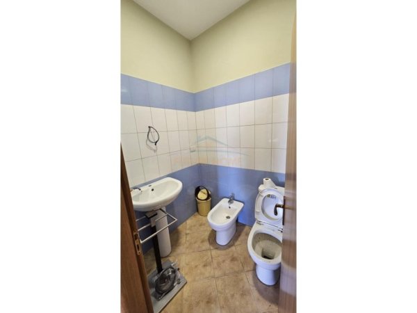 Durres, jepet me qera apartament 3+1+Ballkon Kati 11, 600 € (Ish Rajoni)