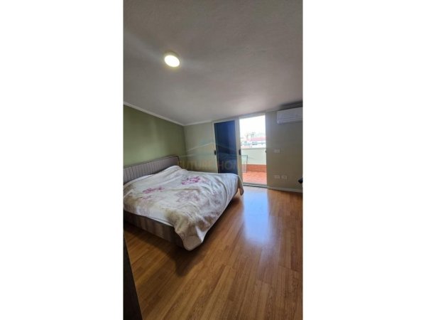 Durres, jepet me qera apartament 3+1+Ballkon Kati 11, 600 € (Ish Rajoni)