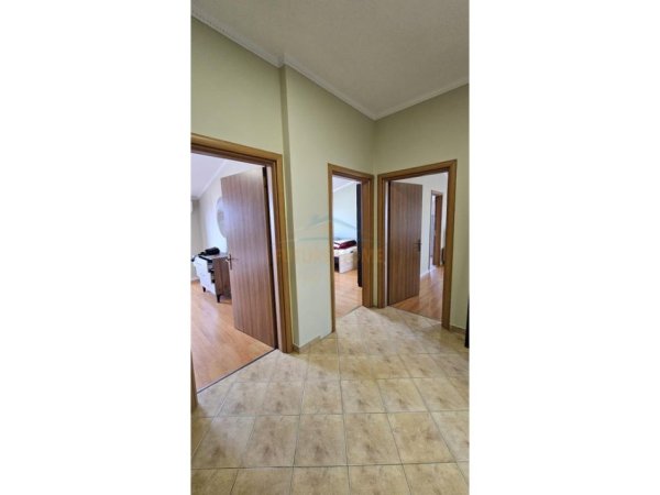 Durres, jepet me qera apartament 3+1+Ballkon Kati 11, 600 € (Ish Rajoni)