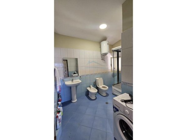 Durres, jepet me qera apartament 3+1+Ballkon Kati 11, 600 € (Ish Rajoni)