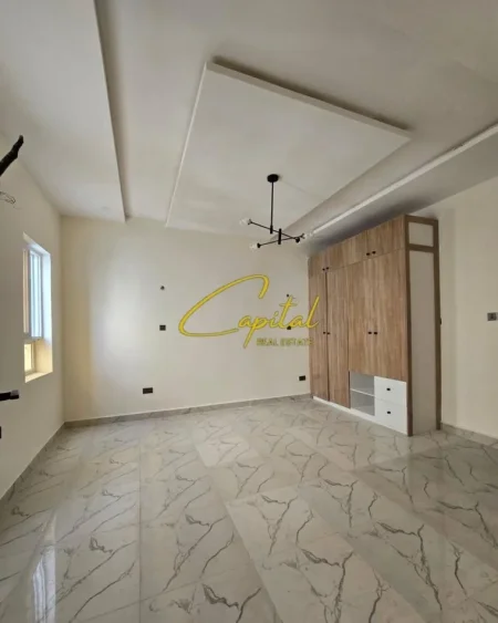 Tirane, jepet me qera dyqan Kati 1, 115 m² 800 € (21 DHJETORI)