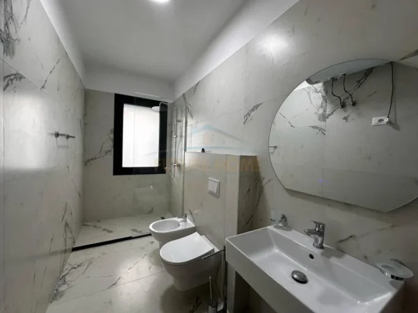 Tirane, jap me qera apartament 2+1 Kati 3, 117 m² 1.500 € (Liqeni i Thate)