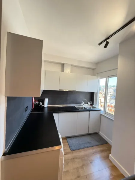 Tirane, jepet me qera apartament 1+1 Kati 10, 75 m² 700 € (Komuna e Parisit)