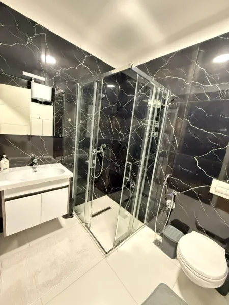 Tirane, jepet me qera apartament 1+1 Kati 10, 75 m² 700 € (Komuna e Parisit)