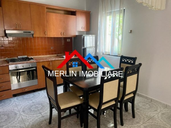Tirane, jepet me qera apartament 2+1+Ballkon Kati 1, 110 m² 400 € (RRUGA 3 VELLEZERIT KONDI)