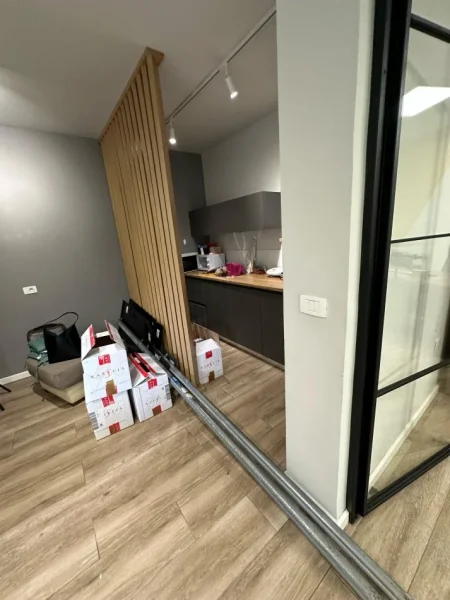 Tirane, jepet me qera zyre , 75 m² 700 € (Bllok)