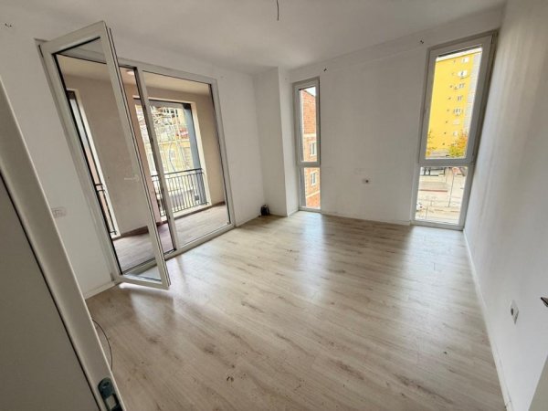 Tirane, jepet me qera ambjent biznesi Kati 8, 140 m² 600 € (Don Bosko)