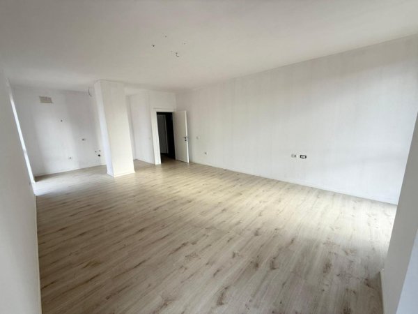 Tirane, jepet me qera ambjent biznesi Kati 8, 140 m² 600 € (Don Bosko)