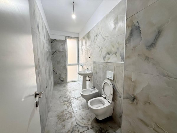 Tirane, jepet me qera ambjent biznesi Kati 8, 140 m² 600 € (Don Bosko)