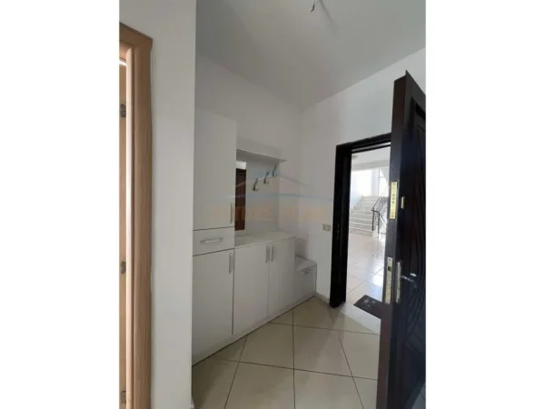Tirane, jepet me qera apartament 2+1 Kati 3, 105 m² 450 € (Unaza e re)