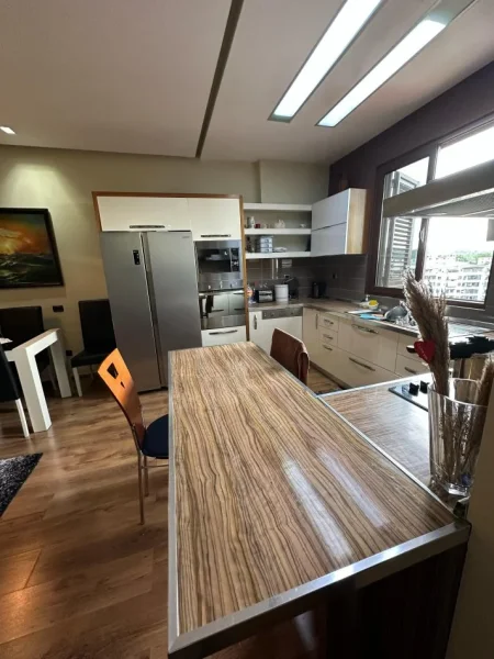 Tirane, shitet apartament 1+1 i konvertuar ne 2+1, Kati i 8, 110 m², 175.000 Euro   (Ish Tregu Elektrik)