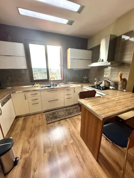 Tirane, shitet apartament 1+1 i konvertuar ne 2+1, Kati i 8, 110 m², 175.000 Euro   (Ish Tregu Elektrik)