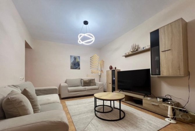 Tirane, jepet me qera apartament 1+1 Kati 3, 80 m² 700 € (Rruga Myslym Shyri)