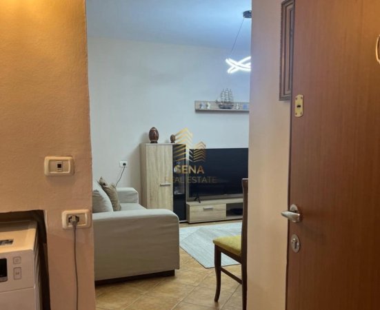 Tirane, jepet me qera apartament 1+1 Kati 3, 80 m² 700 € (Rruga Myslym Shyri)