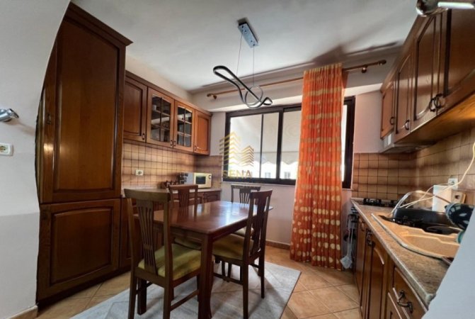 Tirane, jepet me qera apartament 1+1 Kati 3, 80 m² 700 € (Rruga Myslym Shyri)
