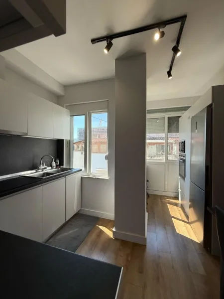 Tirane, jepet me qera apartament 1+1 Kati 11, 55 m² 700 € (Komuna e Parisit)