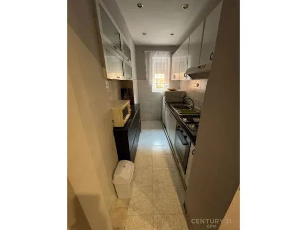Tirane, jepet me qera apartament 2+1 Kati 1, 90 m² 600 € (Pazari i ri)