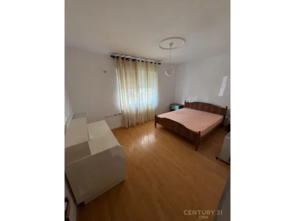 Tirane, jepet me qera apartament 2+1 Kati 1, 90 m² 600 € (Pazari i ri)
