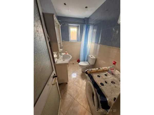 Tirane, jepet me qera apartament 2+1 Kati 1, 90 m² 600 € (Pazari i ri)