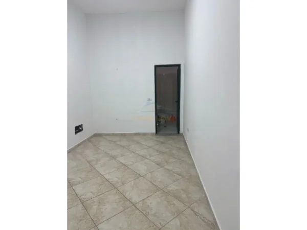 Tirane, jepet me qera ambjent biznesi Kati 1, 34 m² 500 € (21 Dhjetori)