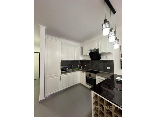 Tirane, jepet me qera apartament 2+1+Ballkon Kati 3, 100 m² 1.000 € (Parlamenti)