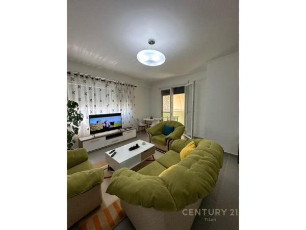 Tirane, jepet me qera apartament 2+1+Ballkon Kati 3, 100 m² 1.000 € (Parlamenti)
