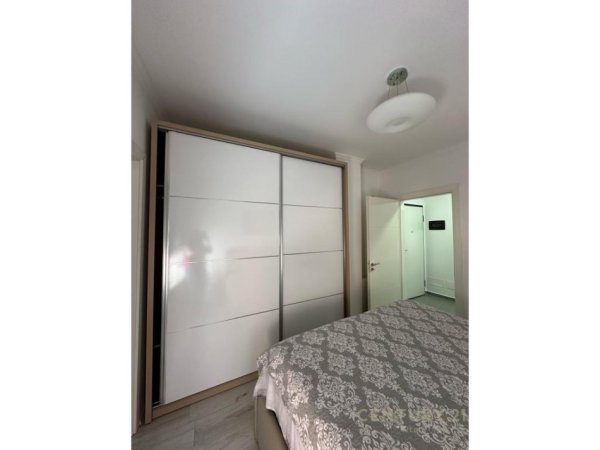 Tirane, jepet me qera apartament 2+1+Ballkon Kati 3, 100 m² 1.000 € (Parlamenti)