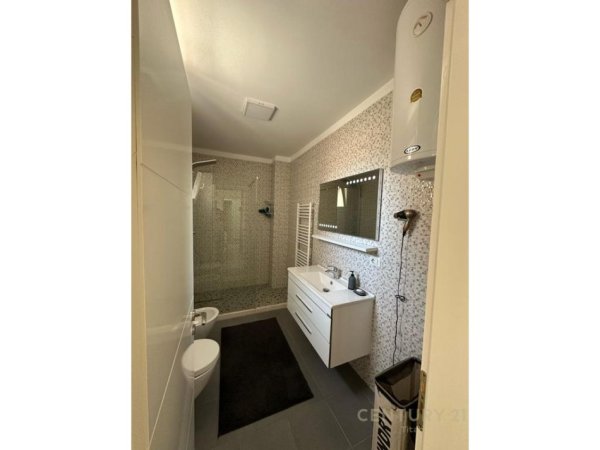 Tirane, jepet me qera apartament 2+1+Ballkon Kati 3, 100 m² 1.000 € (Parlamenti)