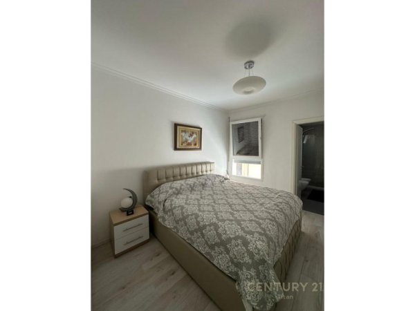 Tirane, jepet me qera apartament 2+1+Ballkon Kati 3, 100 m² 1.000 € (Parlamenti)