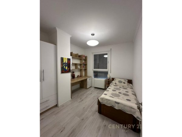 Tirane, jepet me qera apartament 2+1+Ballkon Kati 3, 100 m² 1.000 € (Parlamenti)