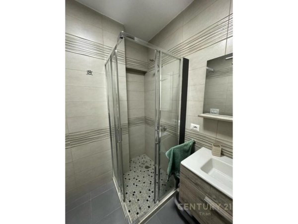 Tirane, jepet me qera apartament 2+1+Ballkon Kati 3, 100 m² 1.000 € (Parlamenti)