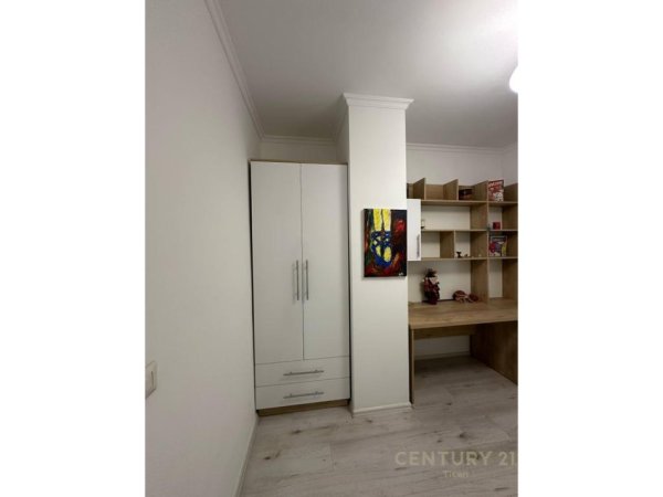 Tirane, jepet me qera apartament 2+1+Ballkon Kati 3, 100 m² 1.000 € (Parlamenti)