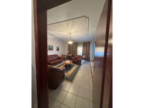 Tirane, jepet me qera apartament 3+1 Kati 8, 145 m² 700 € (Rruga e Durrsit)
