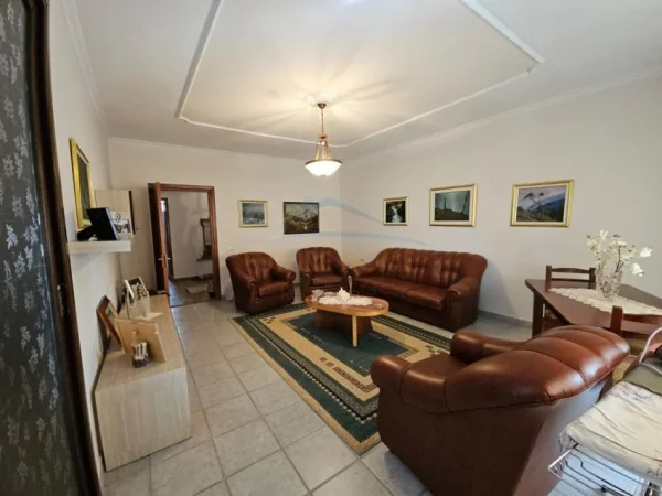 Tirane, jepet me qera apartament 3+1 Kati 8, 145 m² 700 € (Rruga e Durrsit)