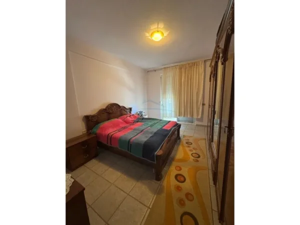 Tirane, jepet me qera apartament 3+1 Kati 8, 145 m² 700 € (Rruga e Durrsit)