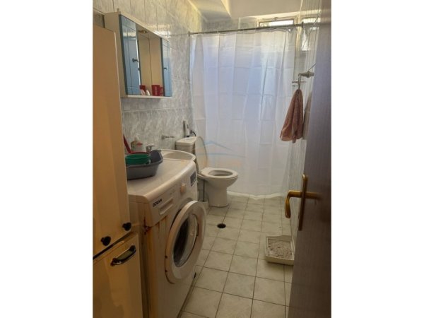 Tirane, jepet me qera apartament 3+1 Kati 8, 145 m² 700 € (Rruga e Durrsit)
