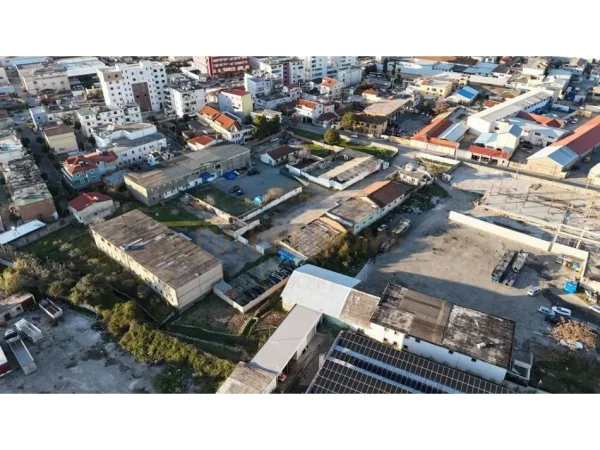 Durres, shitet magazine Kati 0, 925 m² 2.000.000 € (Shkozet)